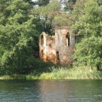Ruiny zamku na Wyspie Zamkowej na Jeziorze Góreckim (teren Wielkopolskiego Parku Narodowego)