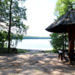 Dobre miejsce na spacer nad jezioroPlaża pod Poznaniem nad Jeziorem Góreckim - WPN Wielkopolski Park Narodowy
