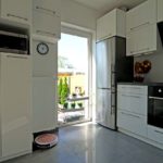 Kuchnia w białym kolorze - Projekt mieszkania z częściowo oddzieloną kuchnią w szeregowcu Forma - Osiedle Leśna Polana - Dąbrówka / Dopiewiec