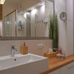 Duże lustro w przytulnej łazience w szeregowcu - Projekt łazienki z drewnem - Szeregowiec Forma - Aranżacja wnętrza mieszkania 75 m2 - Blisko Poznania