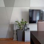 Betonowa ściana w salonie w geometryczne wzory - Aranżacja mieszkania 75 m2