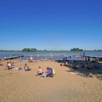 Piaszczysta plaża nad Jeziorem Niepruszewskim - Niepruszewo koło Poznania