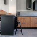 Aneks kuchenny z barkiem to dobry sposób na aranżację salonu z kuchnią - Osiedle Leśna Polana w Dąbrówce koło Poznania - Linea Deweloper - Mieszkanie 74,5 m2