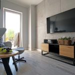Projekt mieszkania w szeregowcu w stylu loft - beton na ścianie i designerskie meble z metalowymi nogami - Salon z kuchnią - Linea Deweloper