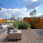 Jak urządzić mały ogród przy szeregowcu - Projekt ogrodu 75 m2 z drewnianym tarasem - Osiedle Leśna Polana w Dąbrówce koło Poznania, deweloper Linea