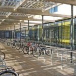 Szkoła Podstawowa w Rokietnicy po rozbudowie i modernizacji - Widok na parking dla rowerów - Blisko Poznania