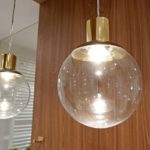 Jakie lampy wybrać do małego mieszkania? Projektantka radzi, by były z jednej linii stylistycznej. Projekt małego mieszkania 32 m2 - Studio Architektownia z Poznania.