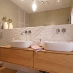 Projekt białej drewnianej łazienki z podwójnymi umywalkami i wanną. Architekt Poznań: Kasia Laskowska, LaskowskaWnętrza