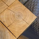 Autorski stolik nocny Wood For You z litego drewna dębowego z podstawą z metalu.