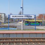 Szynobus kursuje ze stacji kolejowej w Murowanej Goślinie do centrum Poznania. Czas dojazdu wynosi około 20 minut. Stacja PKP posiada parking.