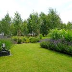 Ogród w stylu nowoczesnym z lawendą i bylinami oraz trawami ozdobnymi. Projekt Hanna Wypych.