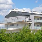 Osiedle Chełmońskiego w Mosinie to nowe mieszkania blisko Poznania od dewelopera z doświadczeniem. PB Lechbud to rodzinna firma z 30-letnią tradycją. Nowe mieszkania z garażami i dużymi tarasami powstają blisko lasu i jeziora.