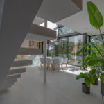 Nowoczesny projekt domu MOKAA Architekci z dachem dwuspadowym City Break House Kraków. Kanał YouTube Oglądamy domy marzeń
