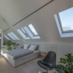 Nowoczesny projekt domu MOKAA Architekci z dachem dwuspadowym City Break House Kraków. Kanał YouTube Oglądamy domy marzeń