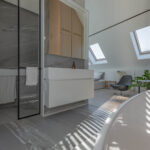 Nowoczesny projekt domu MOKAA Architekci z dachem dwuspadowym City Break House Kraków. Kanał YouTube Oglądamy domy marzeń