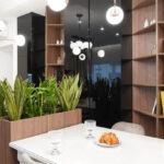 Jak urządzić małe mieszkanie w bloku? Kuchnia z wyspą w bloku w mikro salonie. Studio Architektownia Poznań Kanał YouTube Oglądamy domy marzeń