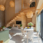 Dom stodoła 63 m2 z wysokim sufitem. Projekt domu do 70m2 na kanale Oglądamy domy marzeń. Przylądek Marzeń. Wysoki salon z antresolą w domu szkieletowym z drewna. Na dachu blachodachówka RUUKKI Hyygge.