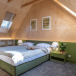 Dom stodoła 63 m2 z wysokim sufitem. Projekt domu do 70m2 z antresolą obejmuje 2 sypialnie. Kanał YouTube Oglądamy domy marzeń. Przylądek Marzeń. Projekt wnętrz Lookastudio.