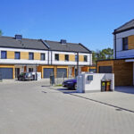 Osiedle Leśna Ostoja w Czmoniu - nowe domy dwulokalowe z garażem w bryle budynku!