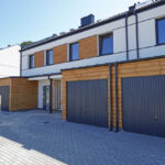 Osiedle Leśna Ostoja w Czmoniu - nowe domy na sprzedaż z garażami w bryle budynku.